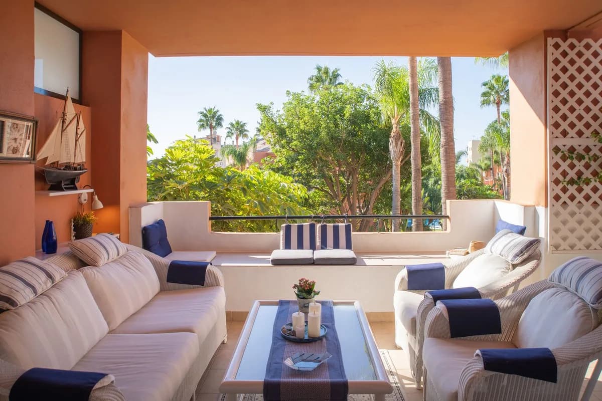 2 Bedroom Middle Floor Apartment for Sale in Estepona, Málaga - Image 3