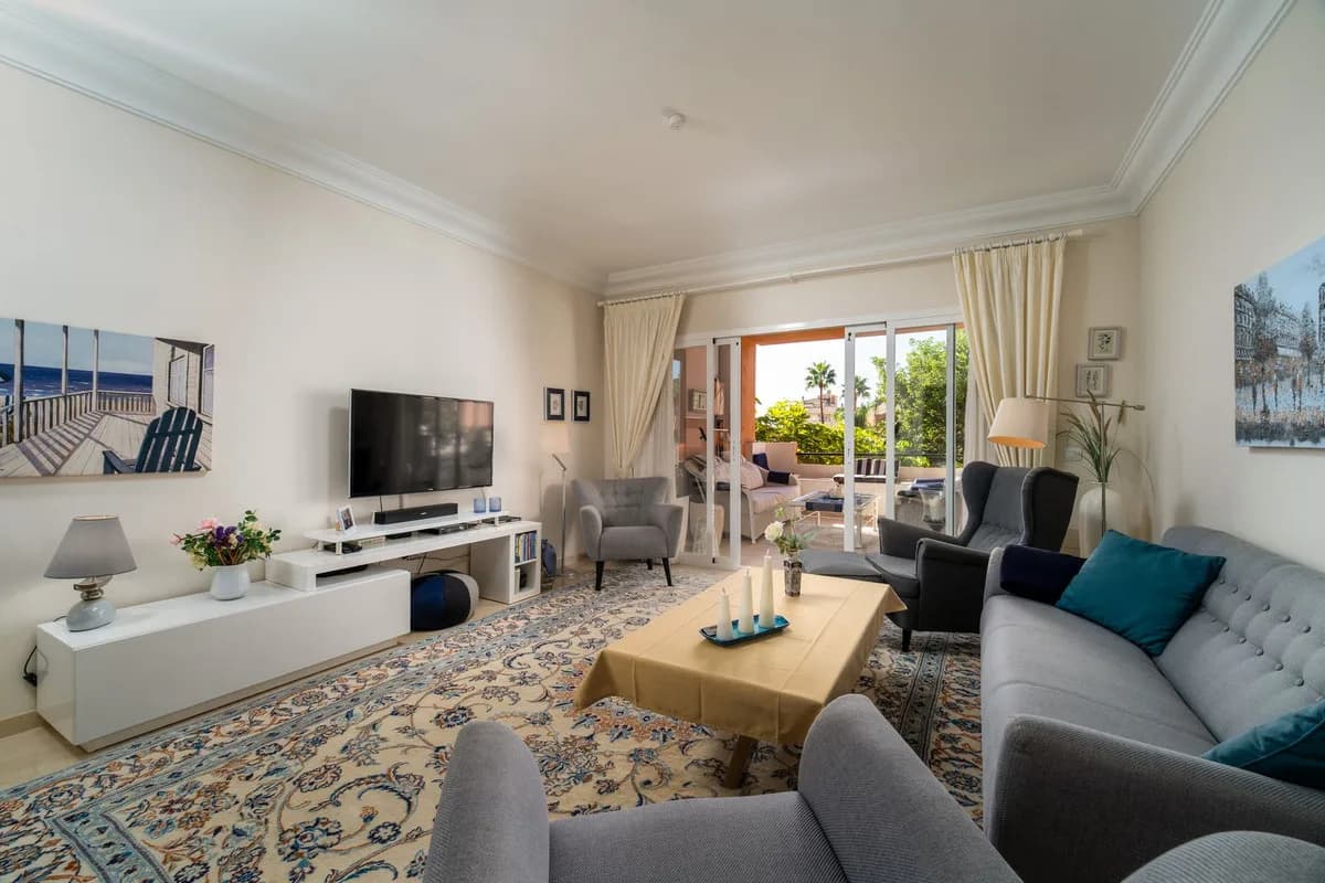 2 Bedroom Middle Floor Apartment for Sale in Estepona, Málaga - Image 4
