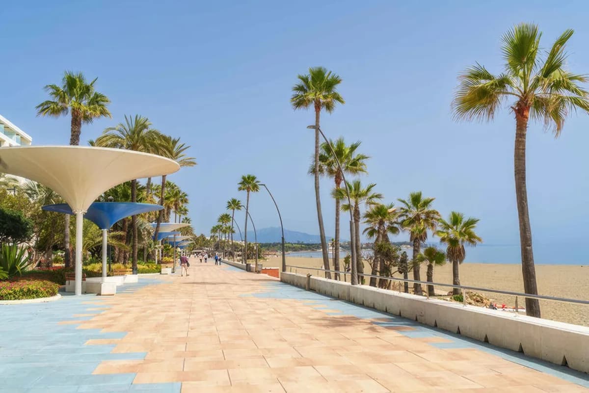 3 Bedroom Middle Floor Apartment for Sale in Estepona, Málaga - Image 2