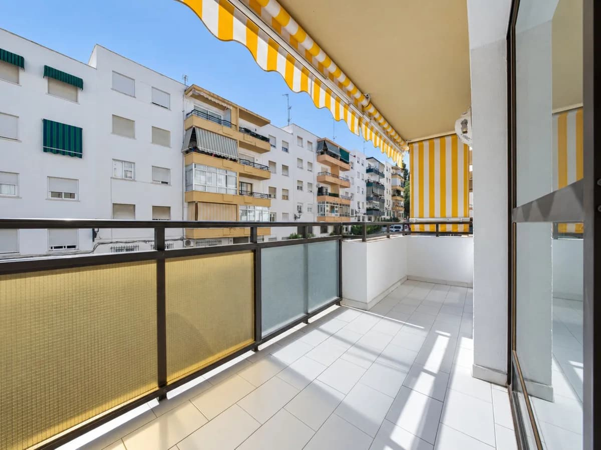 3 Bedroom Middle Floor Apartment for Sale in Estepona, Málaga - Image 5