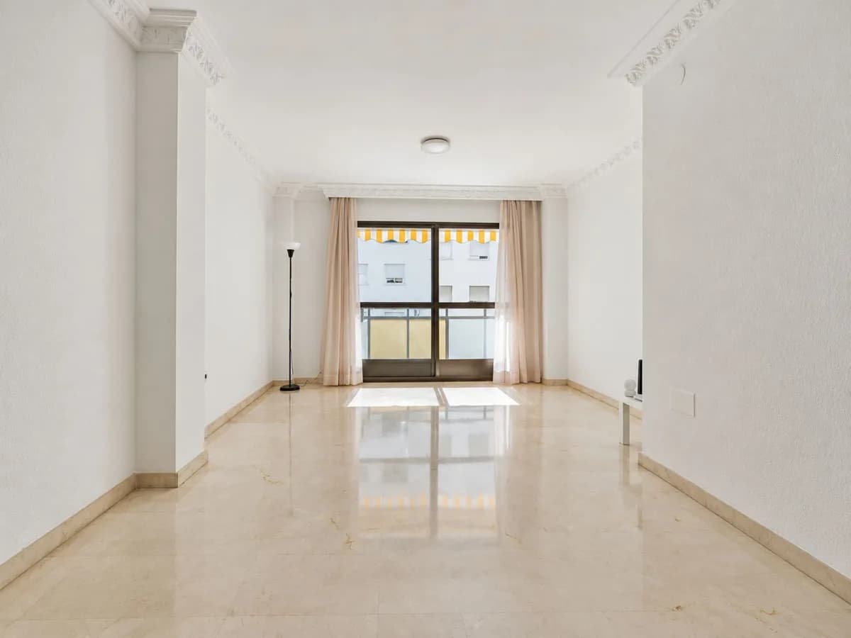 3 Bedroom Middle Floor Apartment for Sale in Estepona, Málaga - Image 8