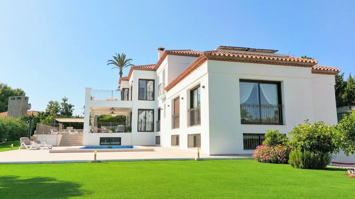 5 Bedroom Detached Villa for Sale in Estepona, Málaga - Image 4