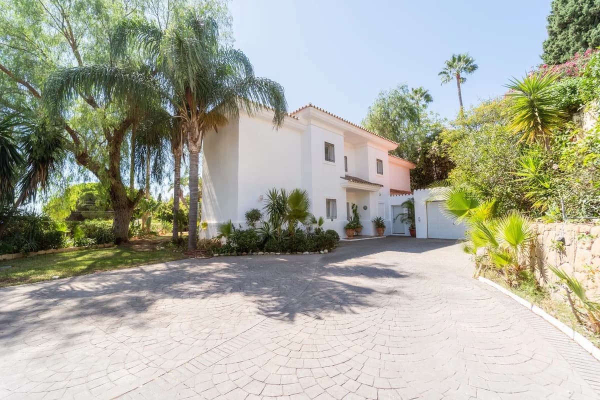 4 Bedroom Detached Villa for Sale in El Rosario, Málaga - Image 2
