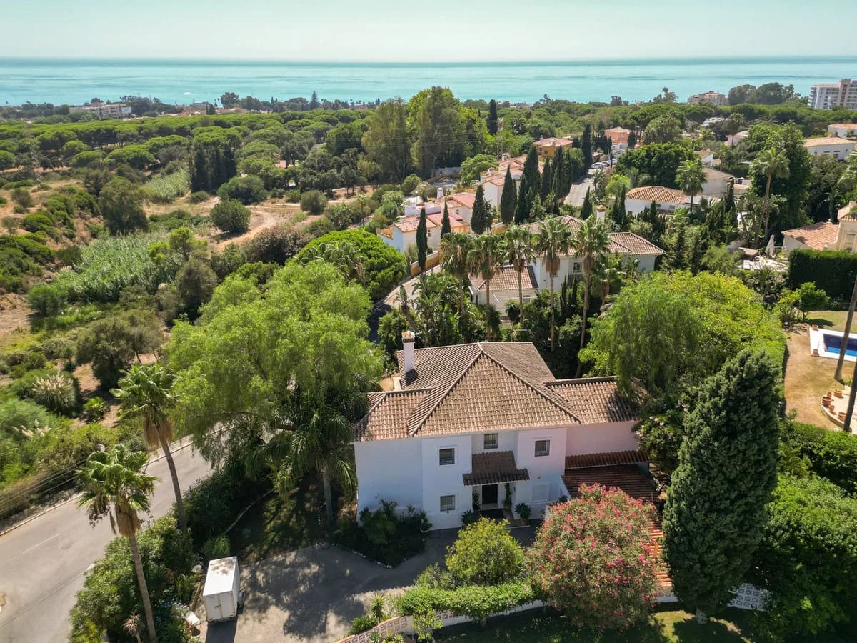 4 Bedroom Detached Villa for Sale in El Rosario, Málaga - Image 3