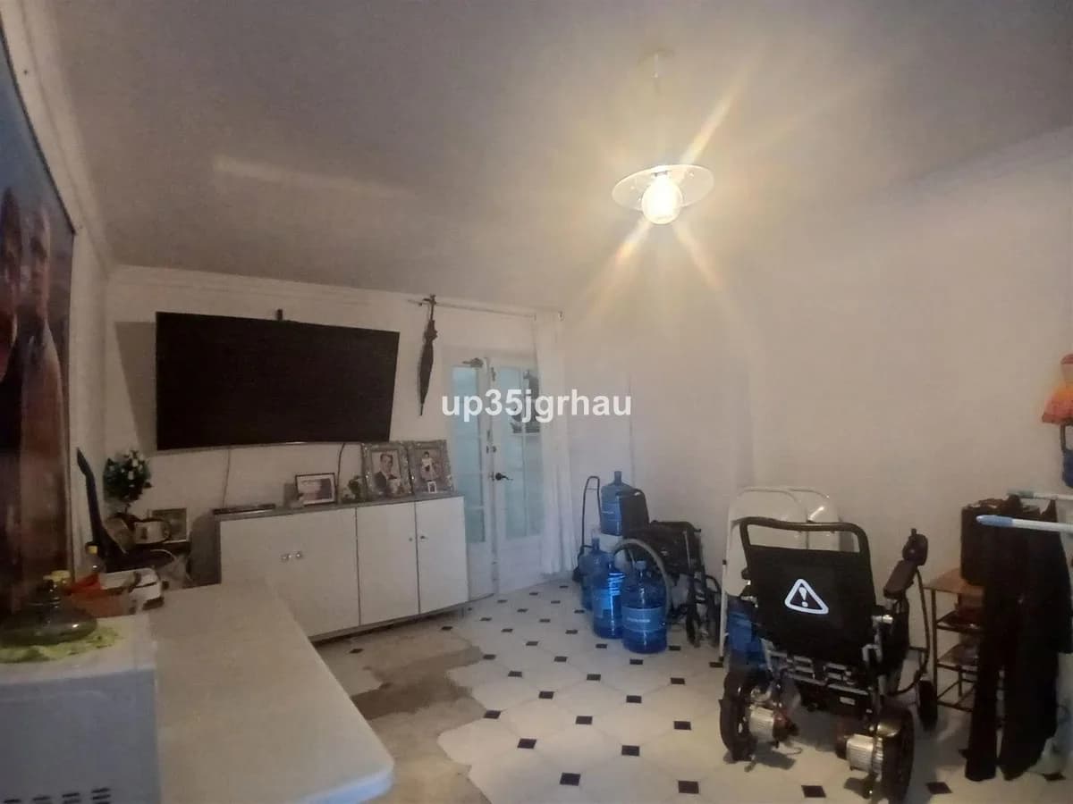 4 Bedroom Middle Floor Apartment for Sale in Estepona, Málaga - Image 8