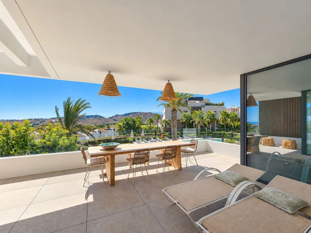 3 Bedroom Middle Floor Apartment for Sale in Los Arqueros, Málaga - Image 2