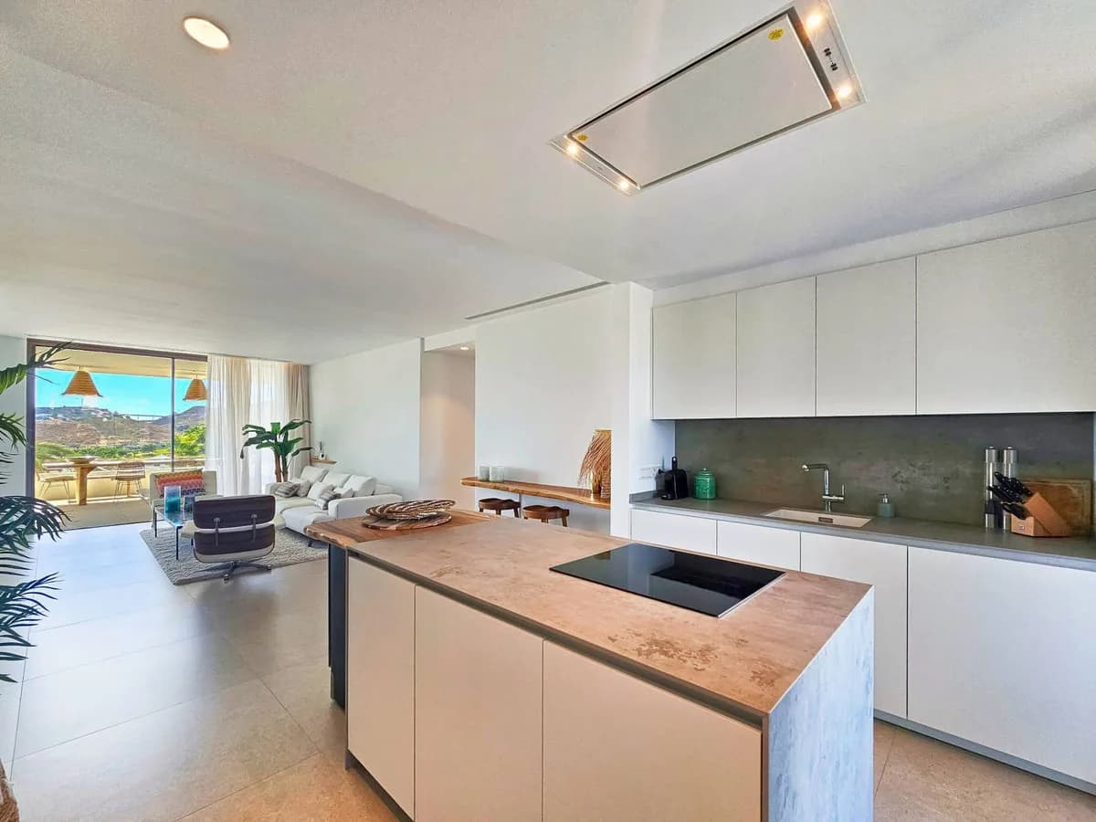 3 Bedroom Middle Floor Apartment for Sale in Los Arqueros, Málaga - Image 3