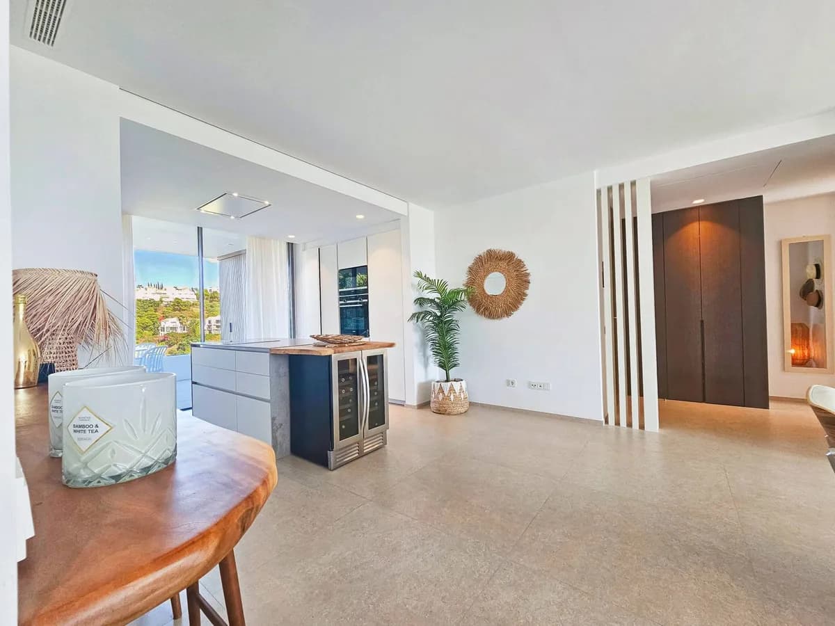 3 Bedroom Middle Floor Apartment for Sale in Los Arqueros, Málaga - Image 9