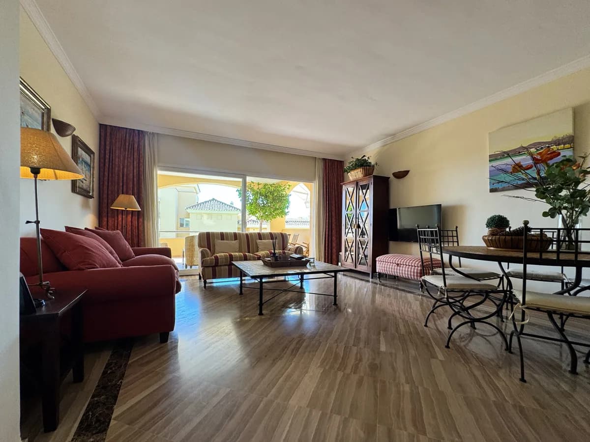3 Bedroom Middle Floor Apartment for Sale in Elviria, Málaga - Image 3