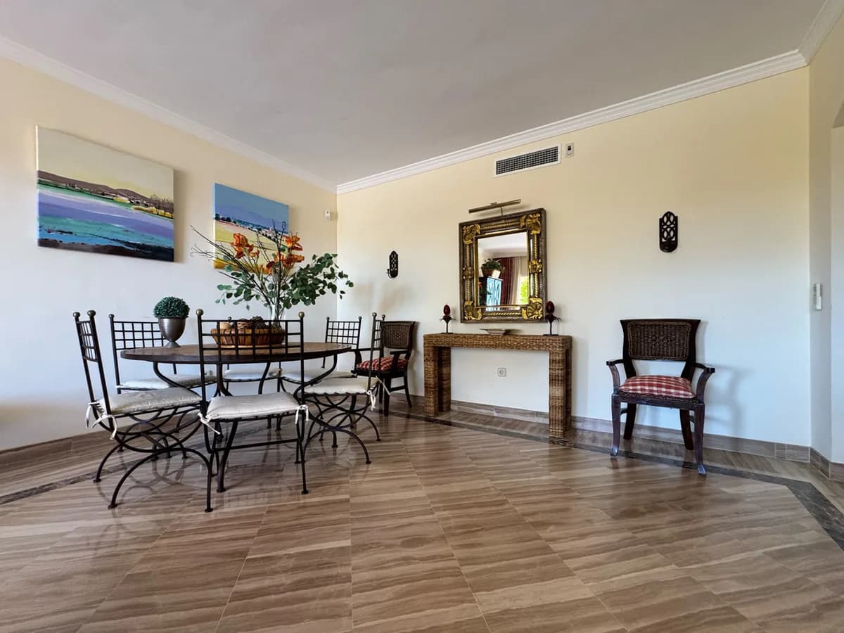 3 Bedroom Middle Floor Apartment for Sale in Elviria, Málaga - Image 6