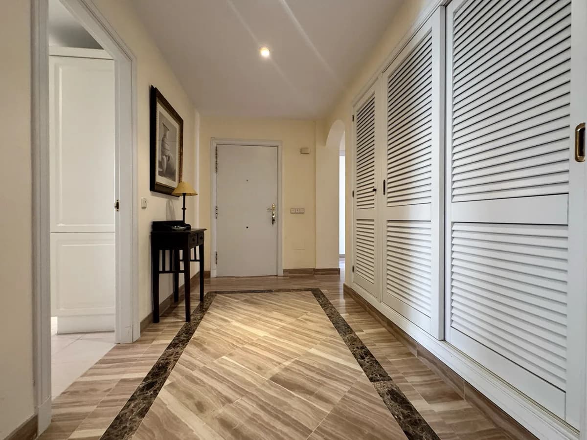 3 Bedroom Middle Floor Apartment for Sale in Elviria, Málaga - Image 8