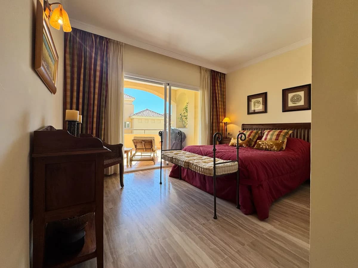 3 Bedroom Middle Floor Apartment for Sale in Elviria, Málaga - Image 9