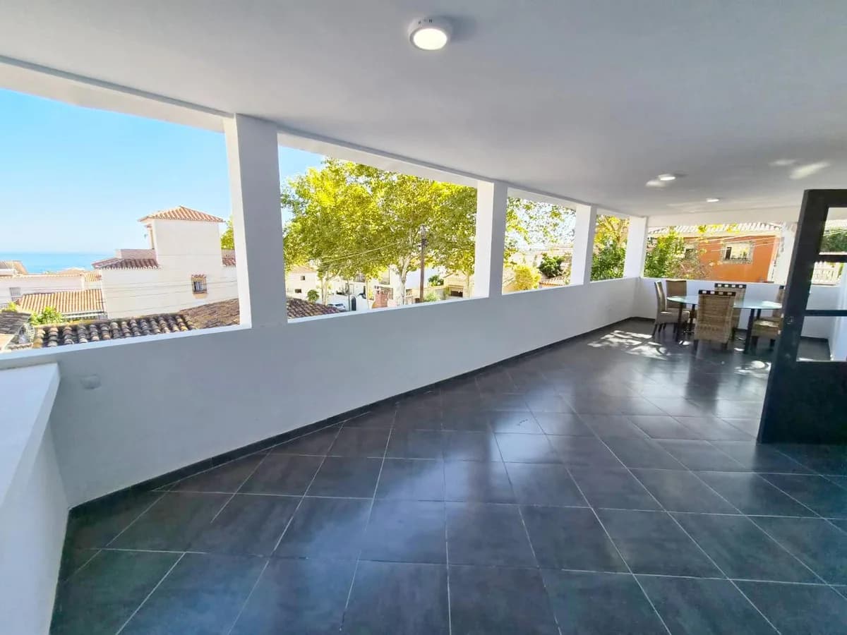 4 Bedroom Detached Villa for Sale in Benalmadena, Málaga - Image 3