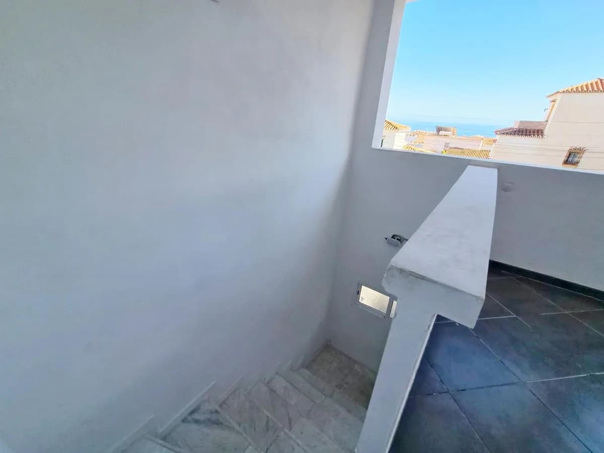 4 Bedroom Detached Villa for Sale in Benalmadena, Málaga - Image 4