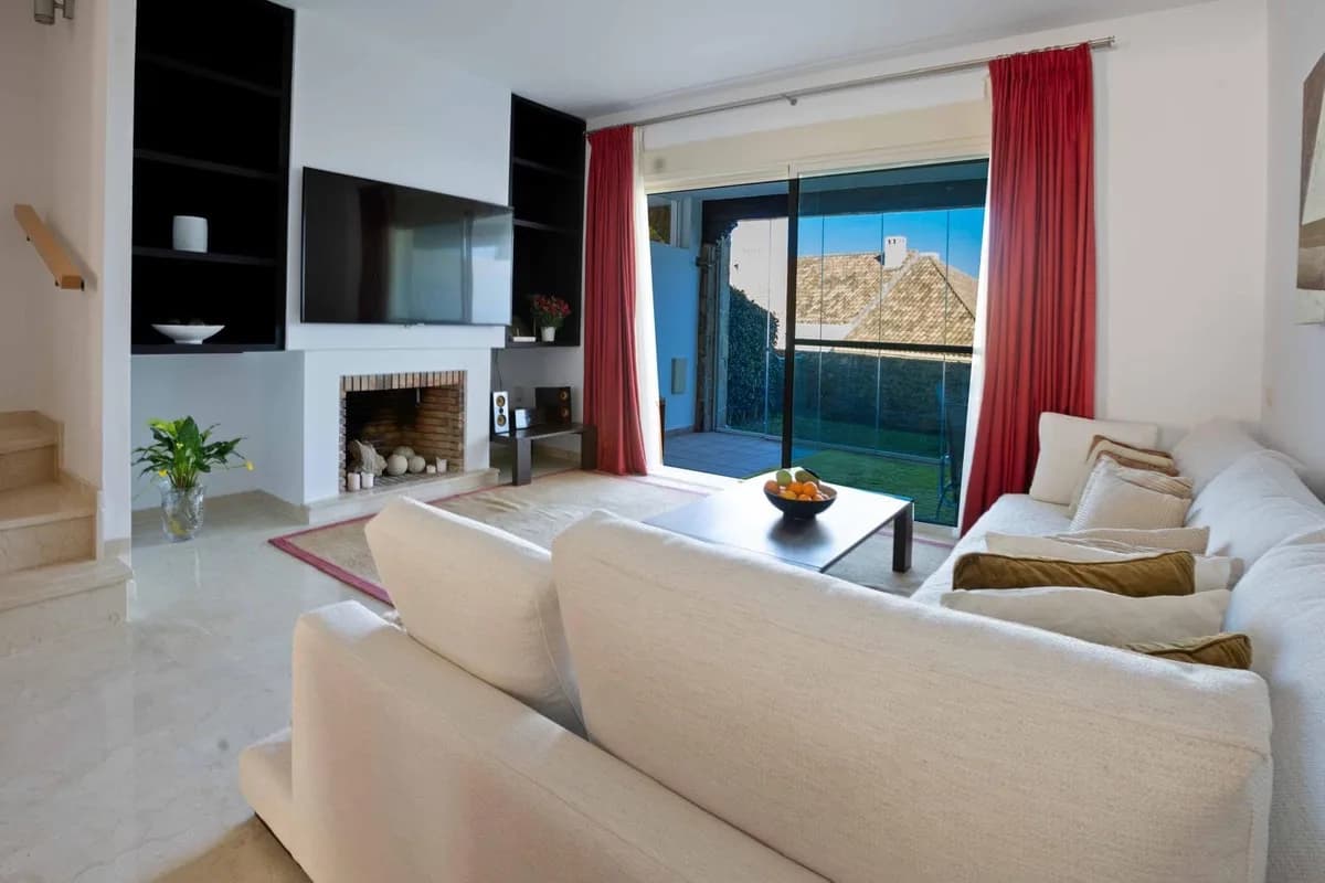 3 Bedroom Semi-Detached House for Sale in Mijas Golf, Málaga - Image 4