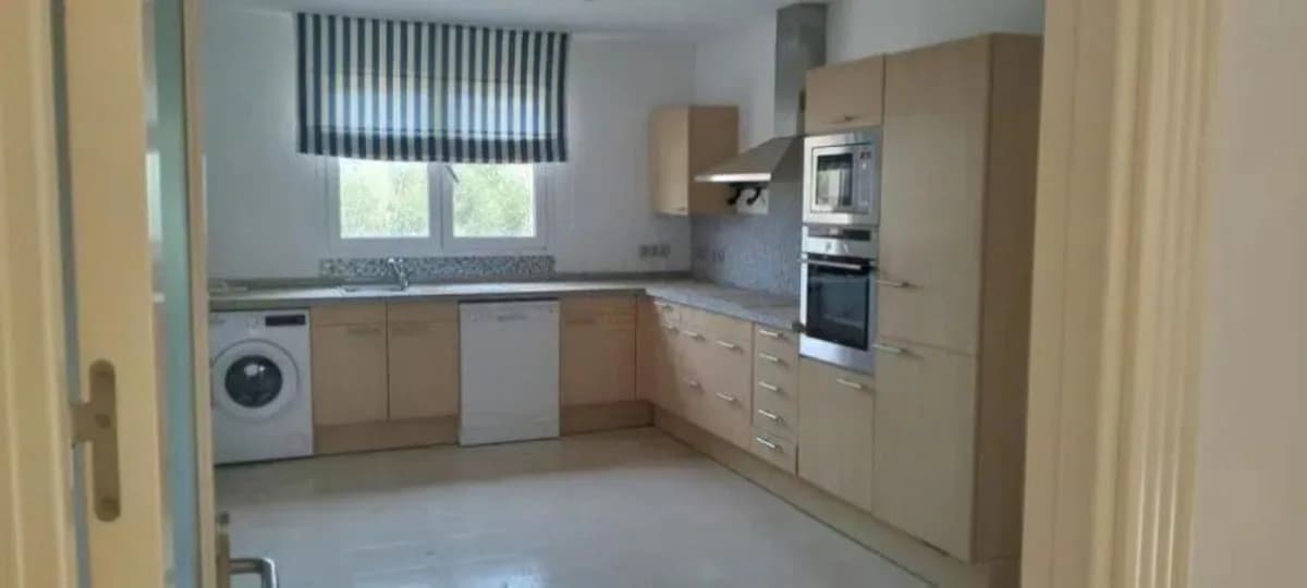 3 Bedroom Middle Floor Apartment for Sale in San Roque, Cádiz - Image 3
