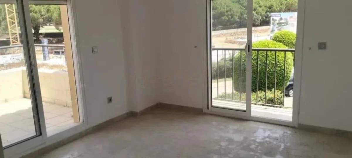 3 Bedroom Middle Floor Apartment for Sale in San Roque, Cádiz - Image 4