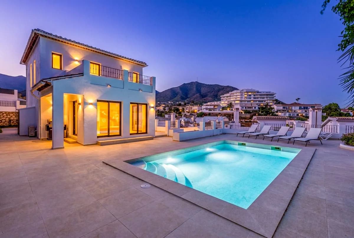 5 Bedroom Detached Villa for Sale in Torreblanca, Málaga