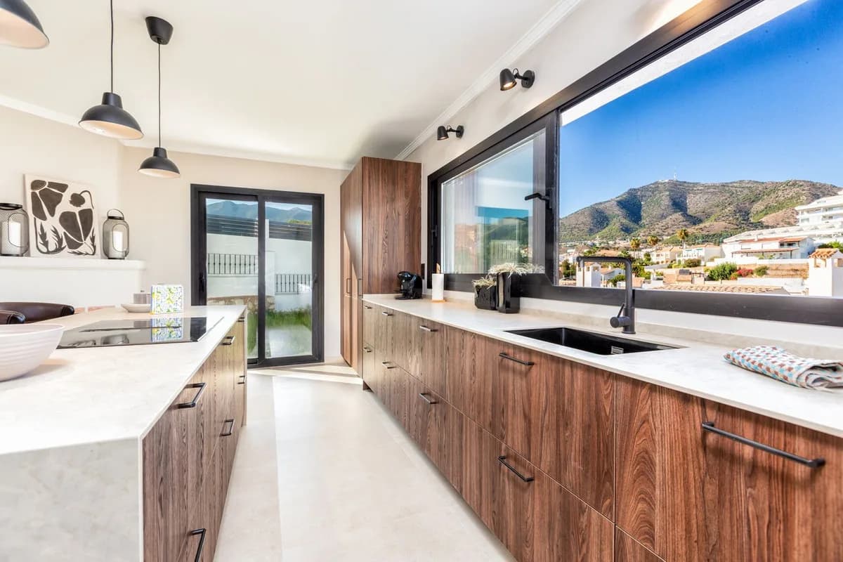 5 Bedroom Detached Villa for Sale in Torreblanca, Málaga - Image 5