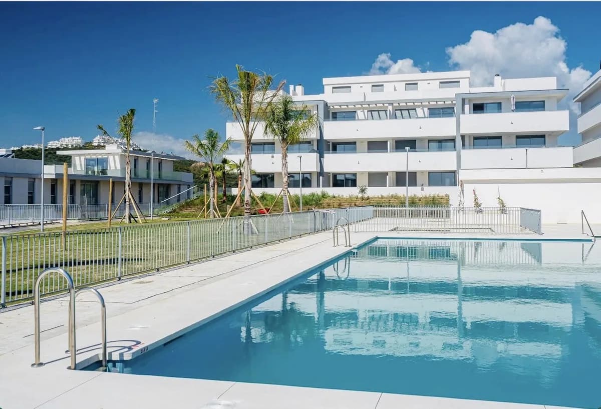 3 Bedroom Middle Floor Apartment for Sale in Estepona, Málaga - Image 4
