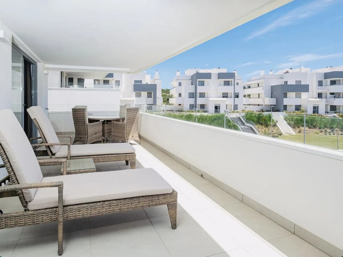 3 Bedroom Middle Floor Apartment for Sale in Estepona, Málaga - Image 7