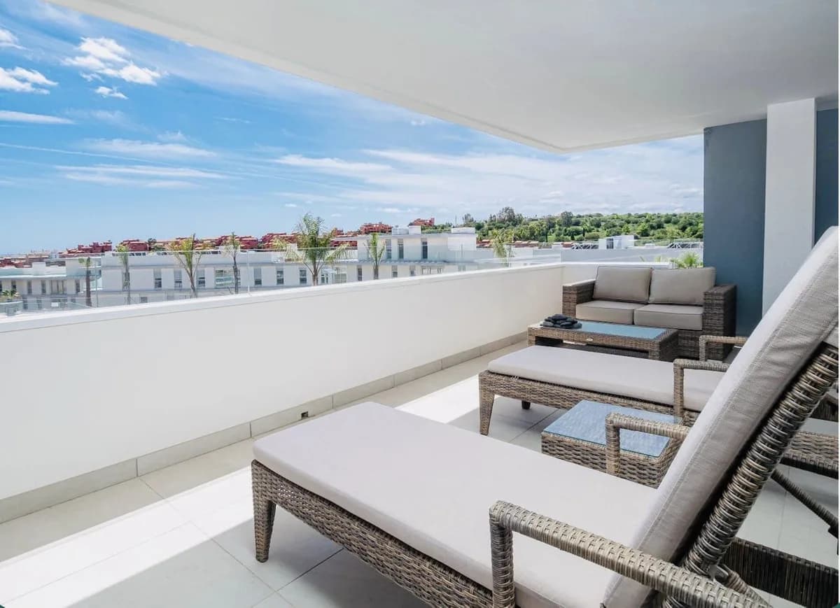 3 Bedroom Middle Floor Apartment for Sale in Estepona, Málaga - Image 8