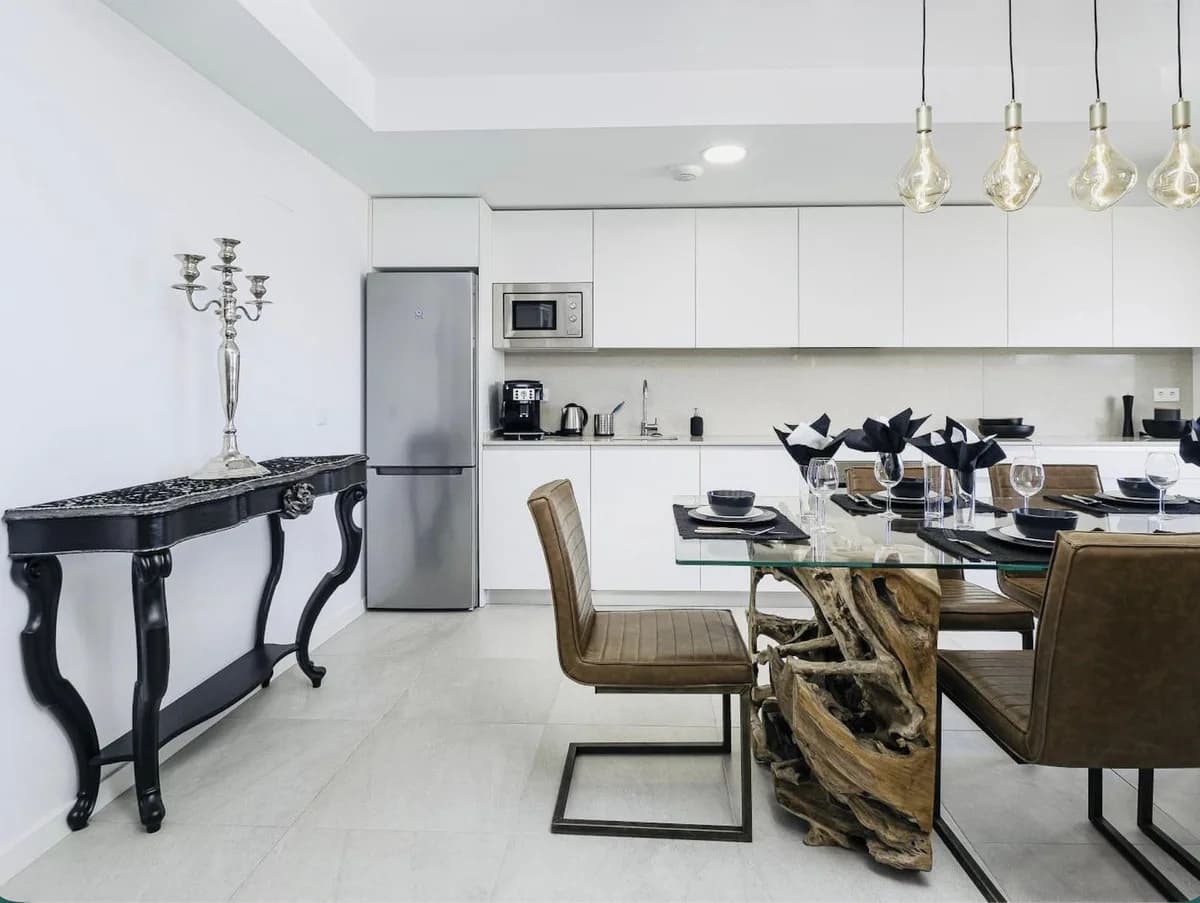 3 Bedroom Middle Floor Apartment for Sale in Estepona, Málaga - Image 9