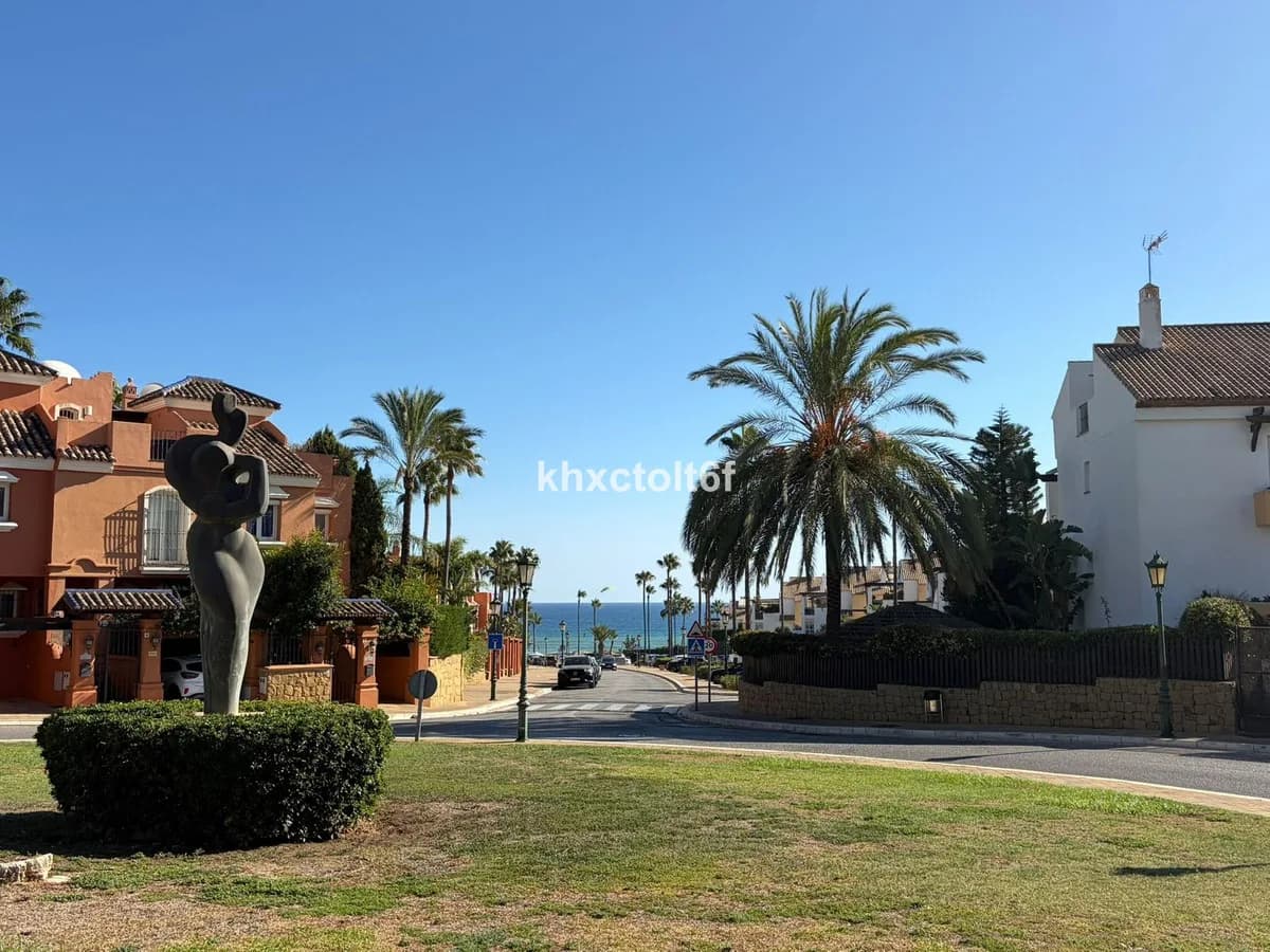 2 Bedroom Middle Floor Apartment for Sale in Marbella, Málaga