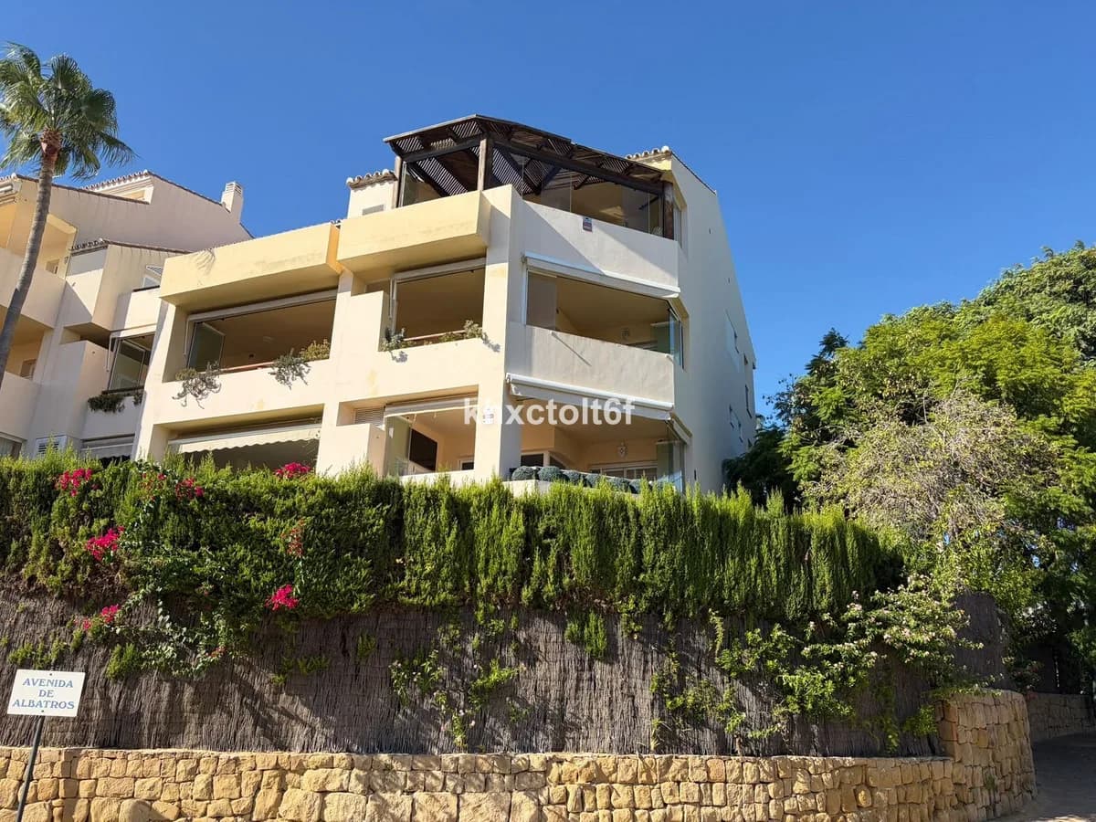 2 Bedroom Middle Floor Apartment for Sale in Marbella, Málaga - Image 2