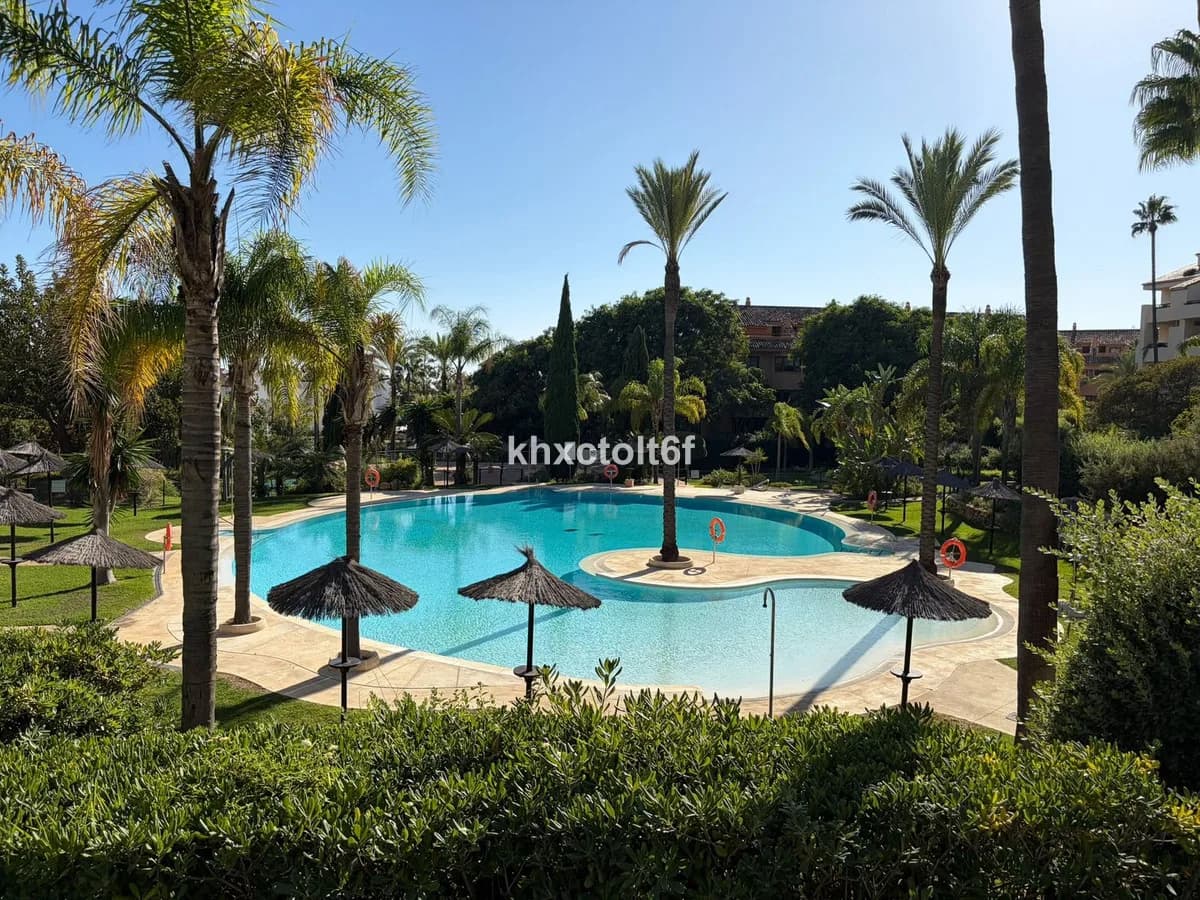 2 Bedroom Middle Floor Apartment for Sale in Marbella, Málaga - Image 3