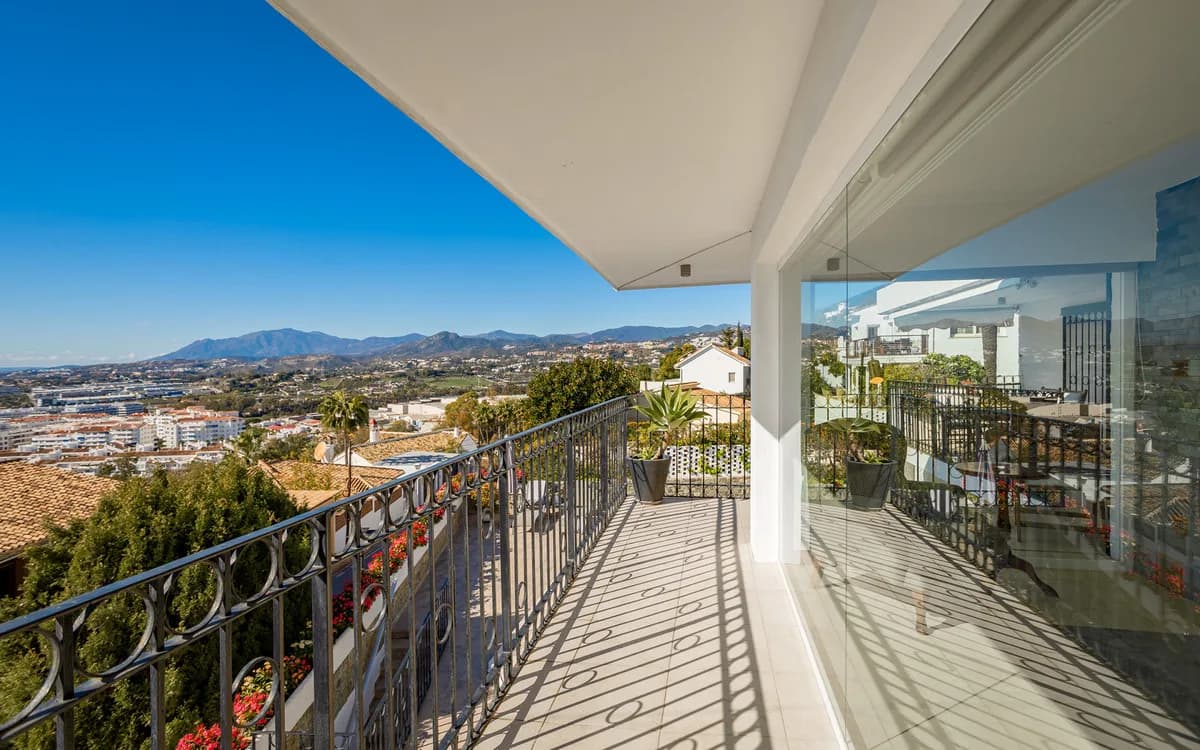 4 Bedroom Detached Villa for Sale in Nueva Andalucía, Málaga - Image 3