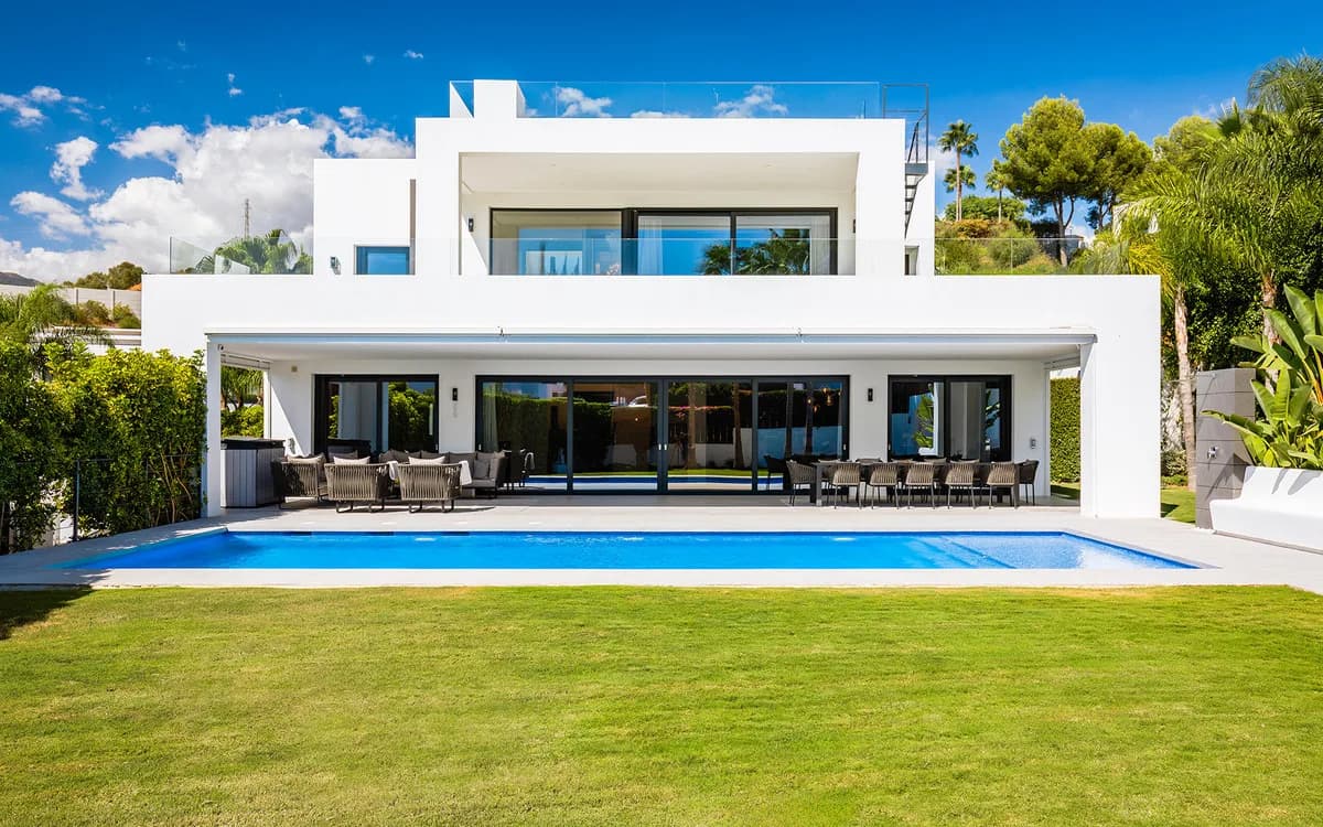 7 Bedroom Detached Villa for Sale in Nueva Andalucía, Málaga