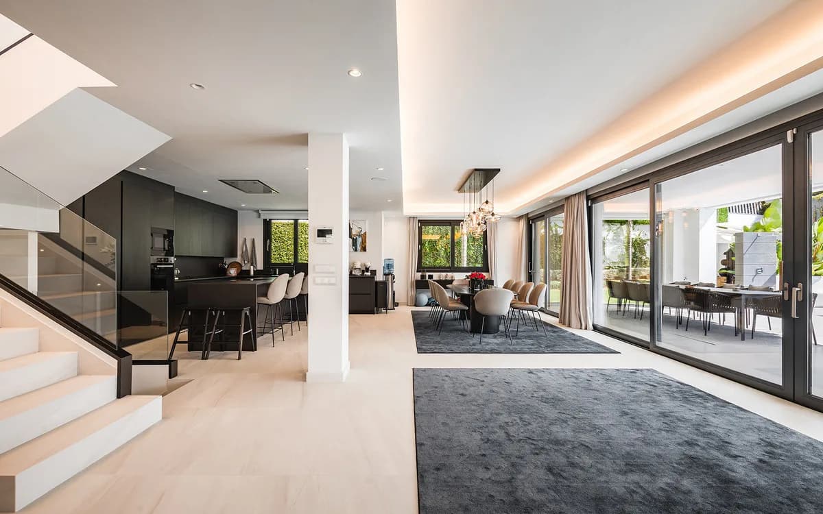 7 Bedroom Detached Villa for Sale in Nueva Andalucía, Málaga - Image 2
