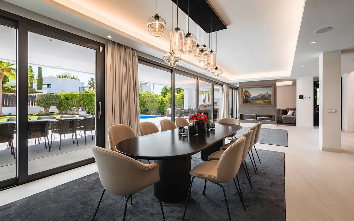 7 Bedroom Detached Villa for Sale in Nueva Andalucía, Málaga - Image 3