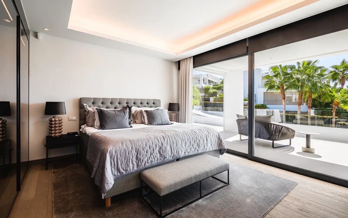 7 Bedroom Detached Villa for Sale in Nueva Andalucía, Málaga - Image 4