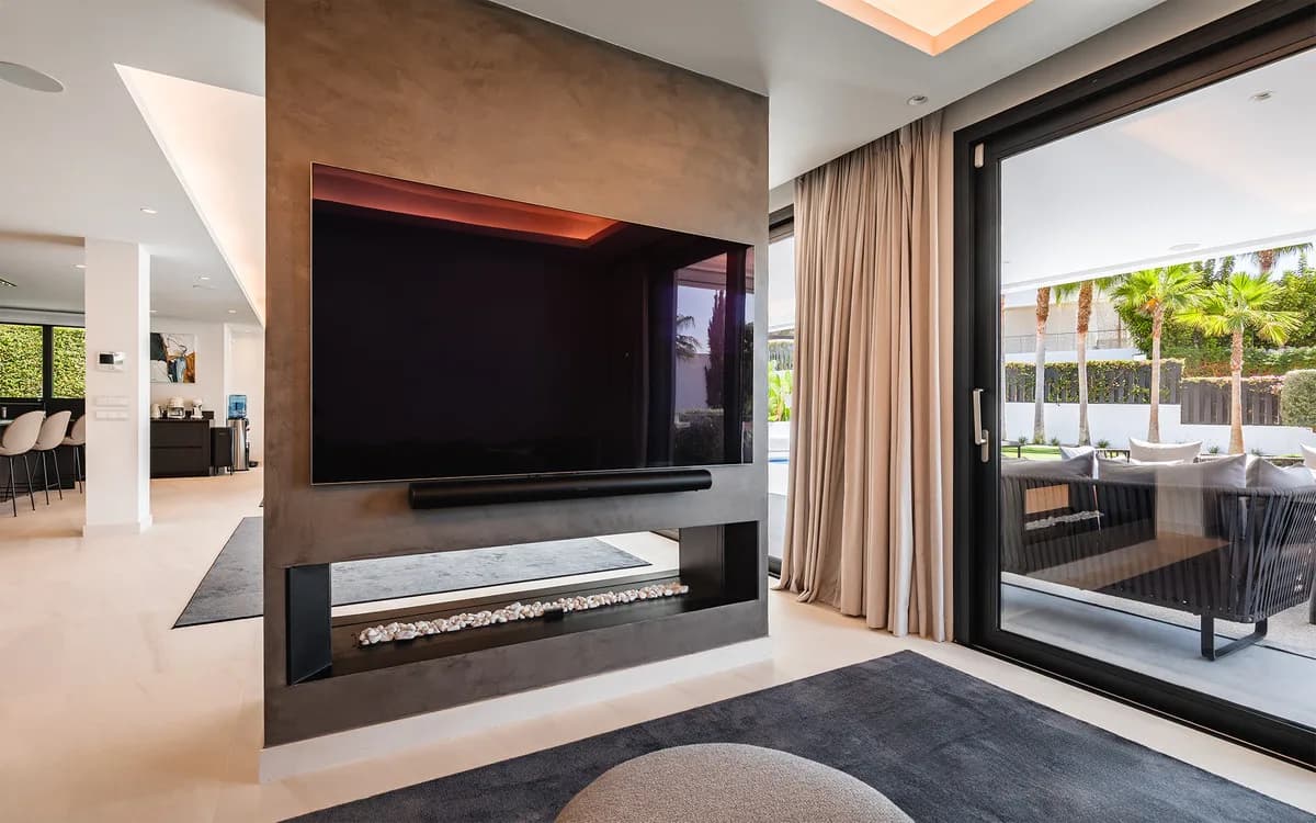 7 Bedroom Detached Villa for Sale in Nueva Andalucía, Málaga - Image 6