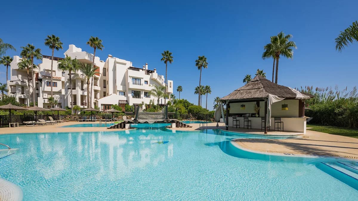 3 Bedroom Ground Floor Apartment for Sale in Estepona, Málaga - Image 4