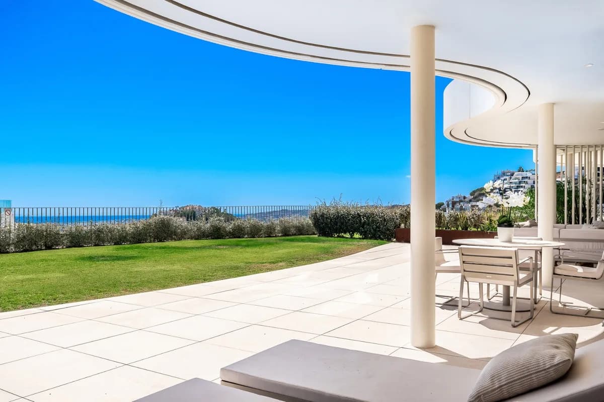 2 Bedroom Ground Floor Apartment for Sale in Benahavís, Málaga - Image 3