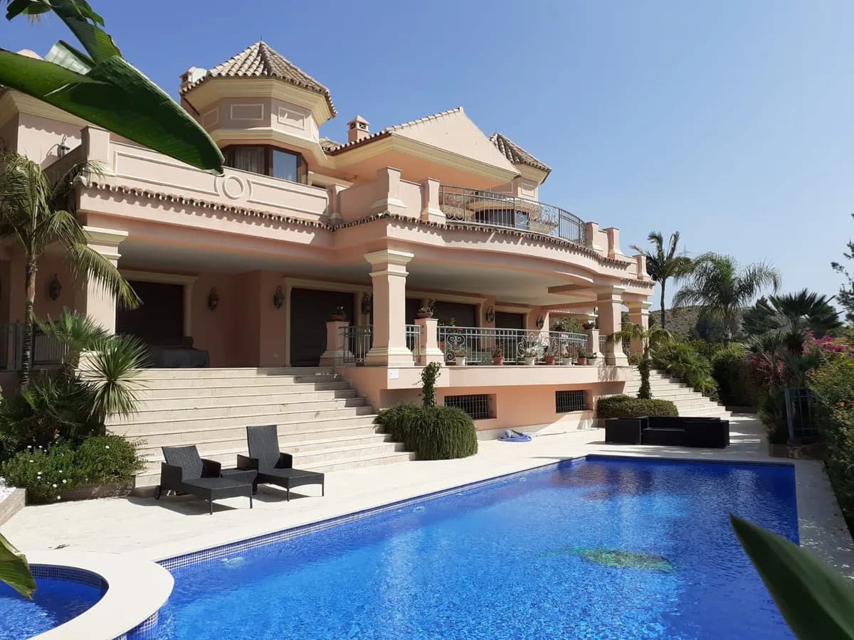 4 Bedroom Detached Villa for Sale in Estepona, Málaga