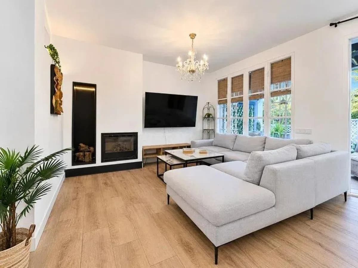4 Bedroom Townhouse for Sale in Nueva Andalucía, Málaga - Image 2