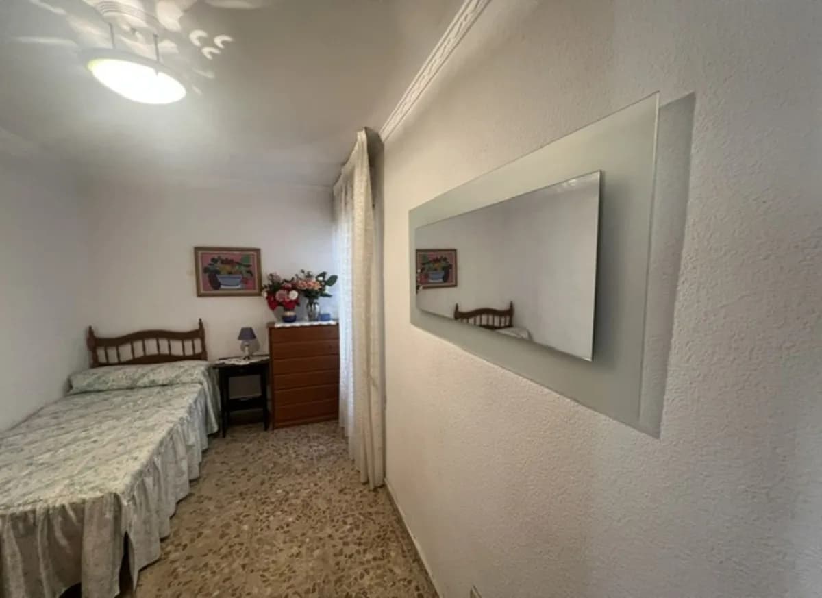 3 Bedroom Middle Floor Apartment for Sale in El Palo, Málaga - Image 7
