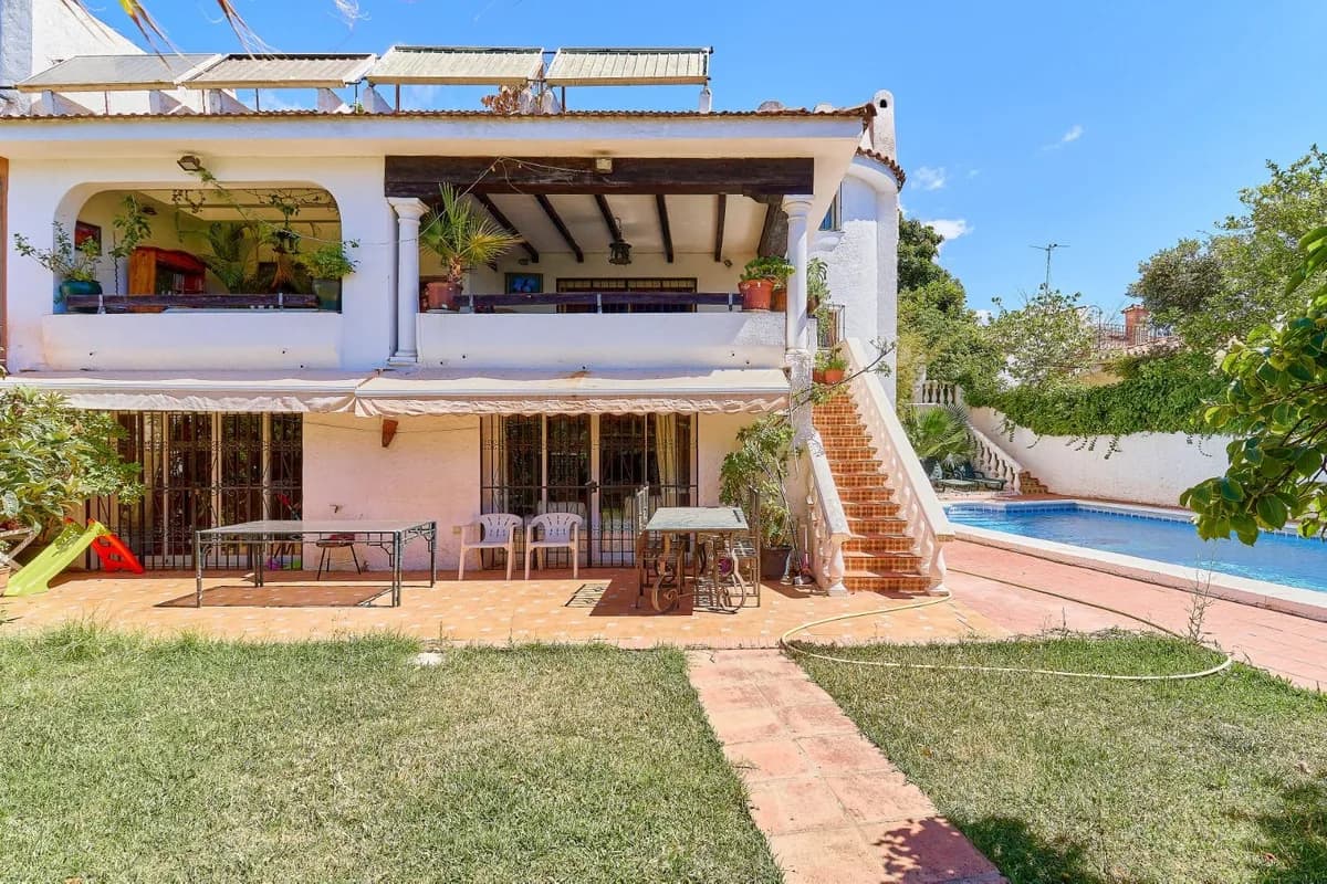 8 Bedroom Detached Villa for Sale in Marbella, Málaga