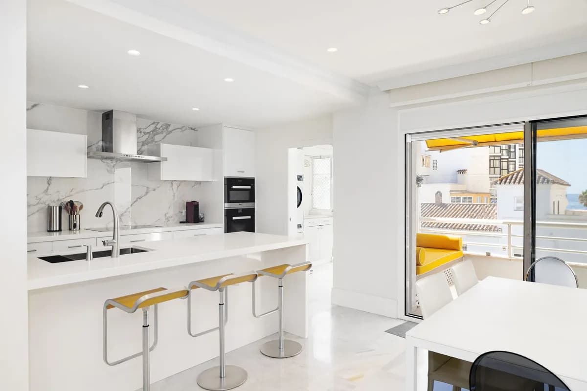 4 Bedroom Middle Floor Apartment for Sale in Marbella, Málaga