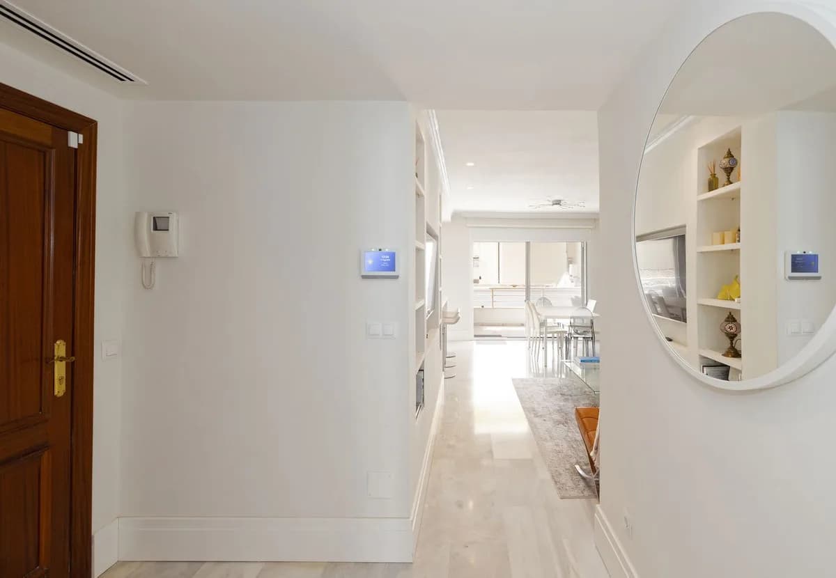 4 Bedroom Middle Floor Apartment for Sale in Marbella, Málaga - Image 2
