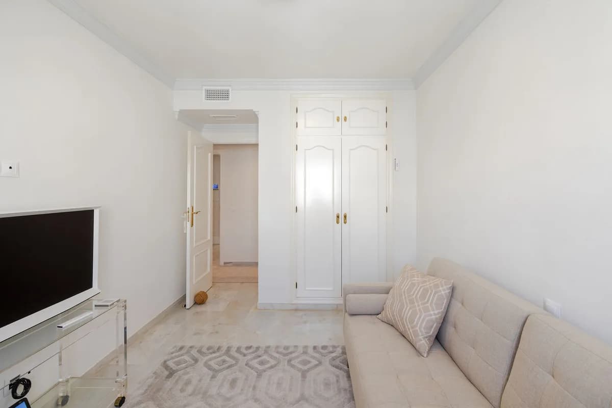 4 Bedroom Middle Floor Apartment for Sale in Marbella, Málaga - Image 4