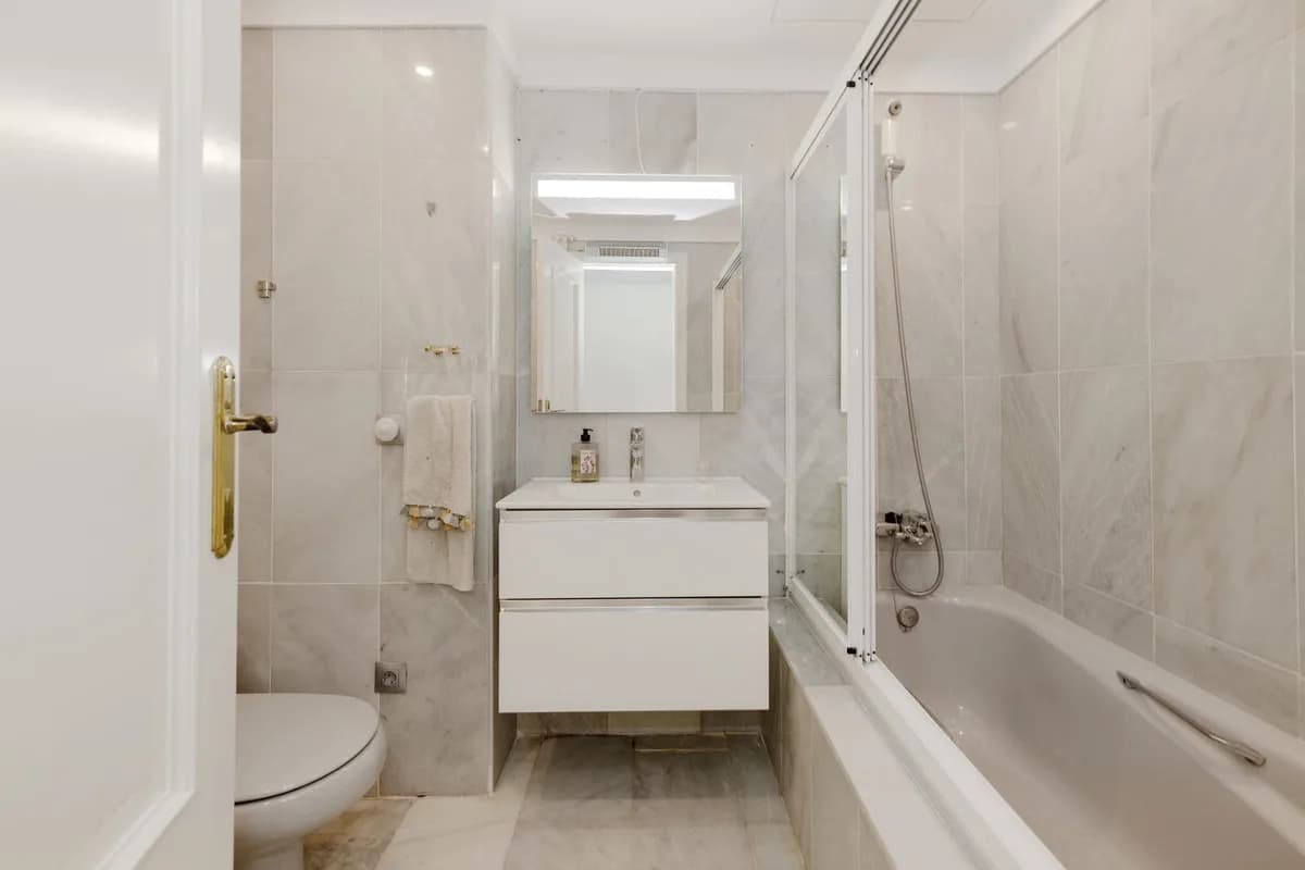 4 Bedroom Middle Floor Apartment for Sale in Marbella, Málaga - Image 5