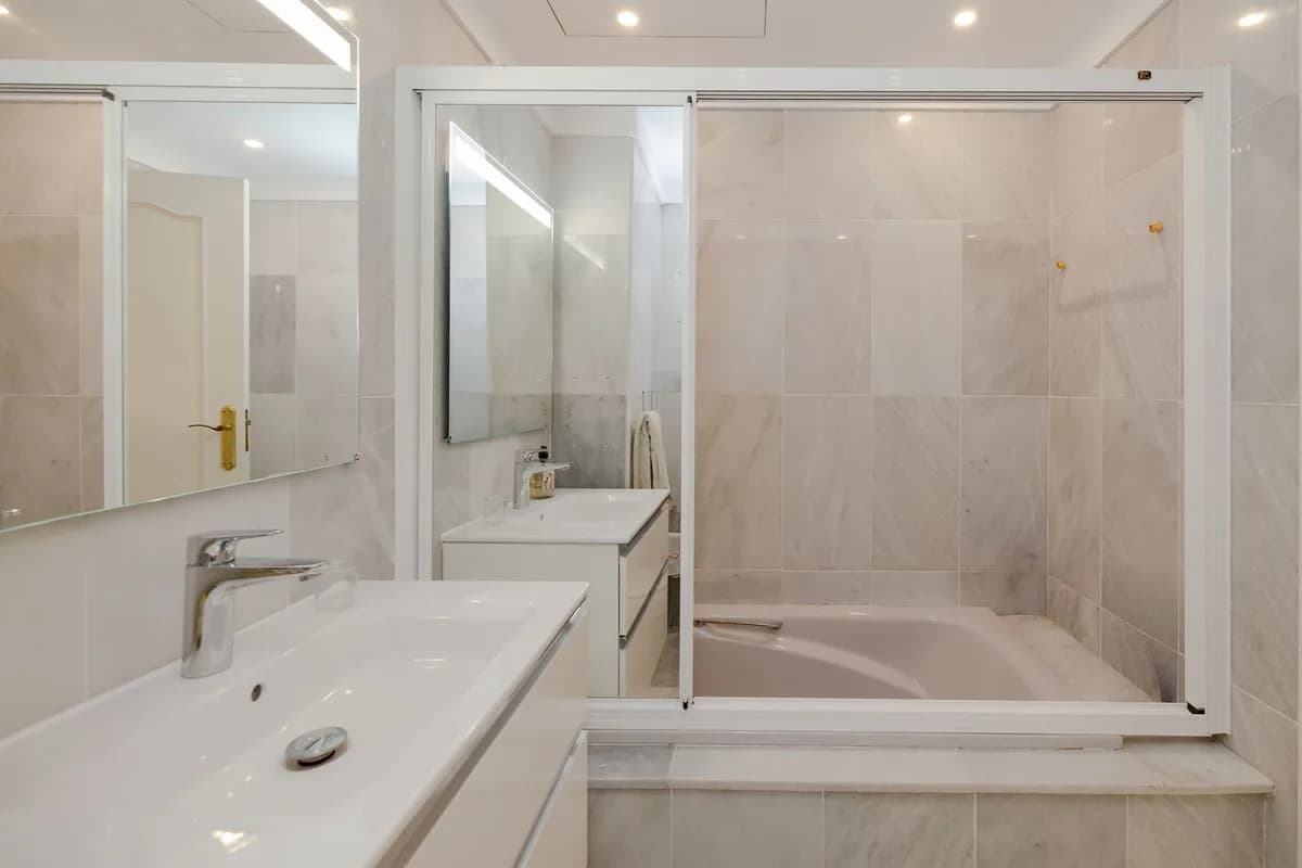 4 Bedroom Middle Floor Apartment for Sale in Marbella, Málaga - Image 6