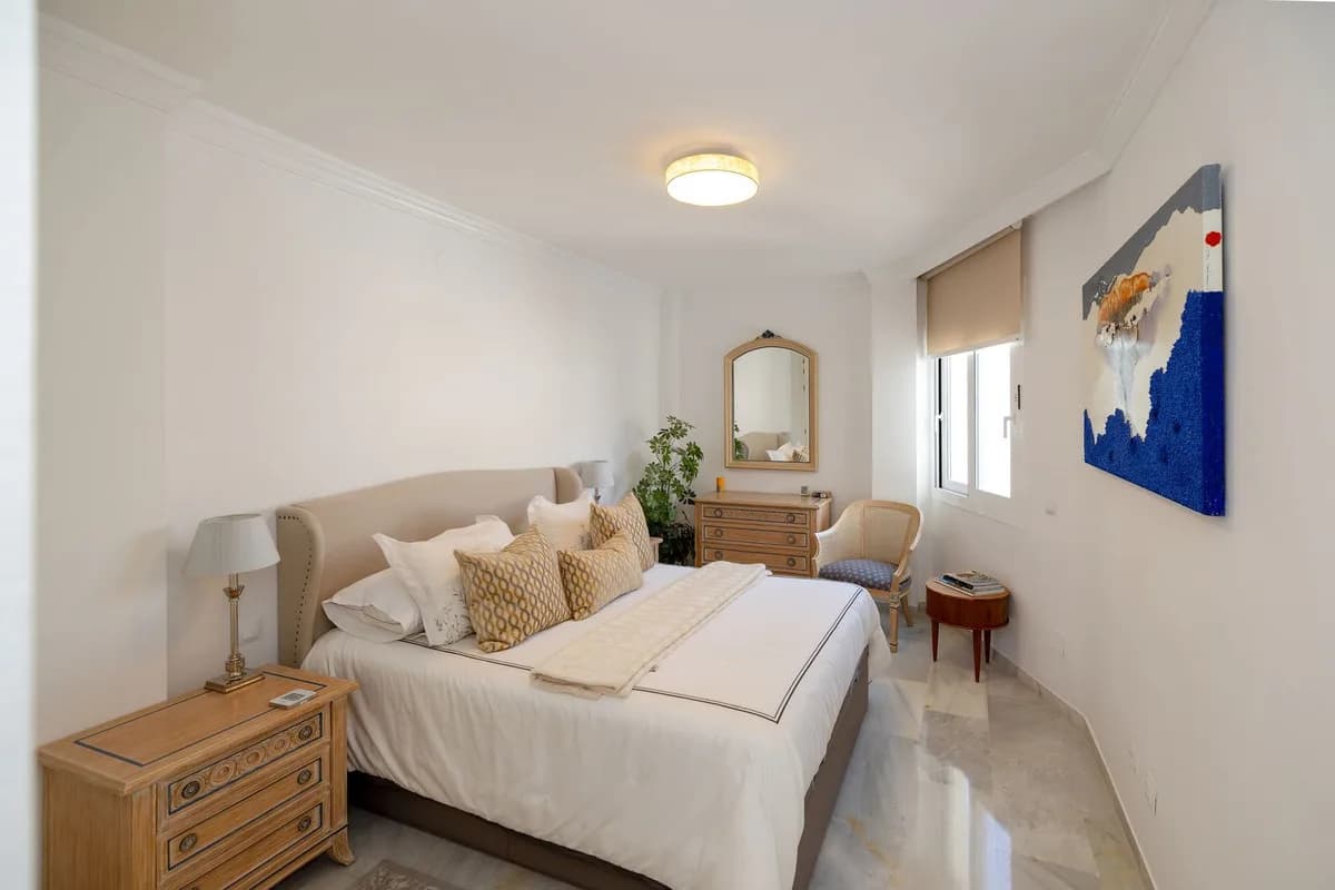 4 Bedroom Middle Floor Apartment for Sale in Marbella, Málaga - Image 8