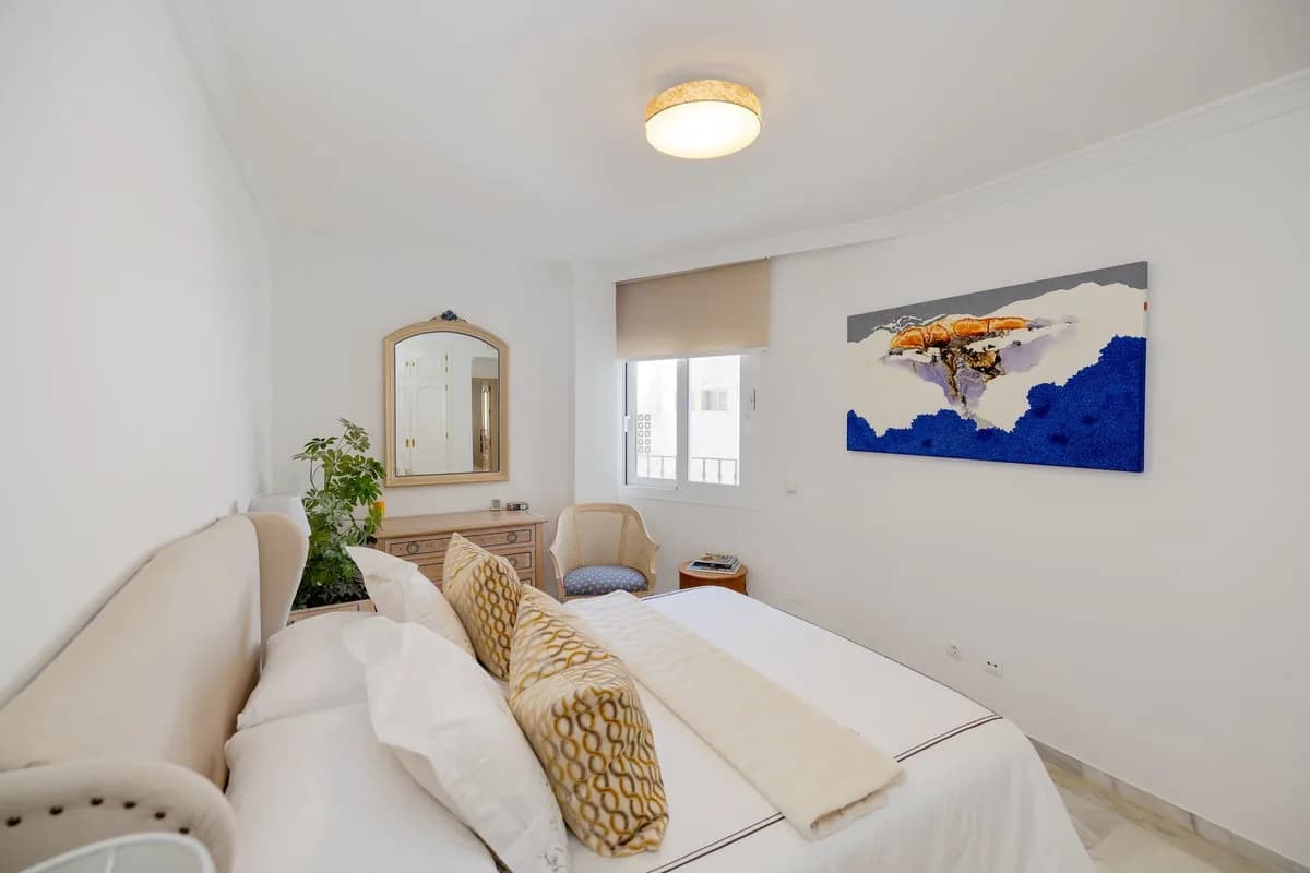4 Bedroom Middle Floor Apartment for Sale in Marbella, Málaga - Image 9