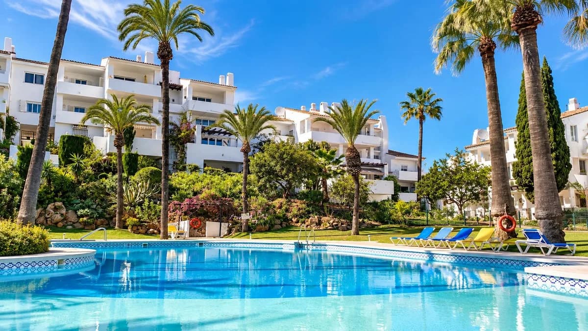 2 Bedroom Top Floor Apartment for Sale in La Duquesa, Málaga